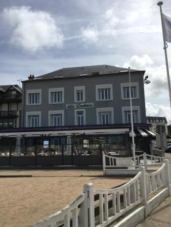 Les Embruns Hotel ทรูวิลล์-ซูร์-แมร์ ภายนอก รูปภาพ